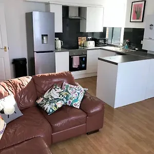 A Modern 2 Bedroom Close To The Centre Cardiff